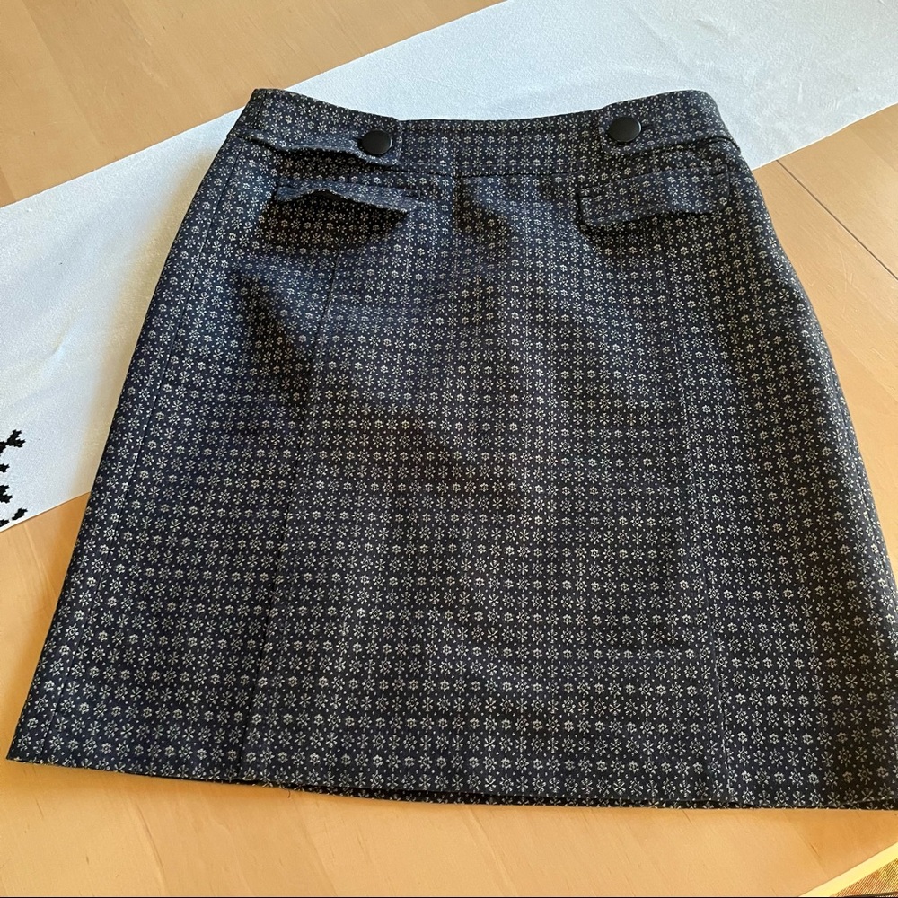 EUC Ann Taylor navy print patterned knee length skirt